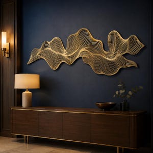 Decorazione murale a onda in metallo dorato, motivo astratto a linee liquide, silhouette moderna di montagna, grande scultura di lusso da appendere sopra il divano per il soggiorno.