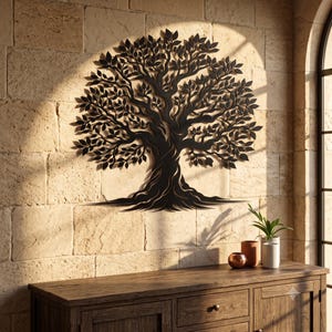 Può includere: Un'opera d'arte da parete in metallo nero a forma di grande albero con rami intricati e numerose foglie. L'albero presenta un tronco spesso e strutturato che si allarga alla base, creando una silhouette sulla superficie della parete in pietra.
