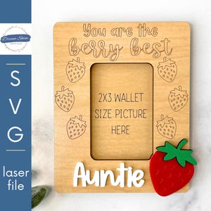 Op de afbeelding: Een houten fotolijst met de tekst "You are the berry best Auntie" en een rode aardbei met groene bladeren. De lijst is ontworpen om een ​​2x3 inch foto te bevatten.