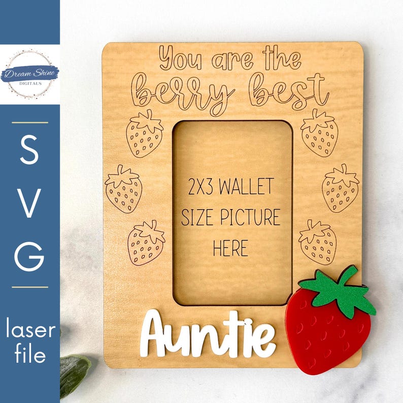 Op de afbeelding: Een houten fotolijst met de tekst "You are the berry best Auntie" en een rode aardbei met groene bladeren. De lijst is ontworpen om een ​​2x3 inch foto te bevatten.