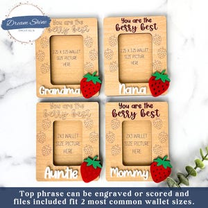 Op de afbeelding: Vier houten fotolijsten met de tekst "You are the berry best" en de woorden "Grandma", "Nana", "Auntie" en "Mommy" op elk frame. Elk frame heeft een rode en groene aardbeien-uitsparing in de rechterbenedenhoek. De frames zijn ontworpen om foto's in portefeuilleformaat van 5,7 x 8,9 cm of 5,1 x 7,6 cm te bevatten.