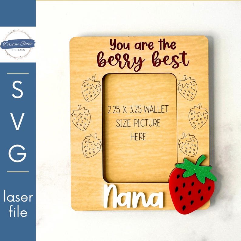 Op de afbeelding: Een houten fotolijst met een aardbeidesontwerp en de tekst "You are the berry best Nana". De lijst is ontworpen om een ​​foto van 2,25 x 3,25 inch in portefeuilleformaat te bevatten.