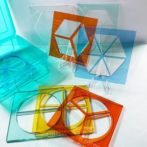 Può includere: Una collezione di stencil geometrici colorati in varie forme e dimensioni, tra cui quadrati, cerchi ed esagoni. Gli stencil sono trasparenti e sono disponibili in tonalità di arancione, giallo, blu e verde. Il testo "CRAZY SIMPLE EDUCATION" è visibile.