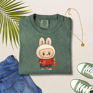 Maglietta con coniglietto Labubu, simpatico mostro del Pop Mart con lanterna, felpa con Labubu per il capodanno cinese, maglietta con giocattolo kawaii, maglietta kawaii comoda