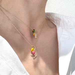 Collares de letras que ofrecen diversas paletas de colores y estilos para libre selección: perfectos como regalos personalizados para usted, sus amigos y su familia.