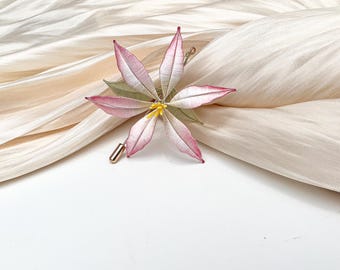 Faden Eingewickelt Lilie Brosche, Personalisierte Weiße Blume Anstecknadel, Eleganter Hochzeits Schmuck