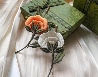 Ewige Ranunkel Boutonniere | Handgefertigte seidige Faden Blüte Weiß & Coral Orange | Hochzeit-Andenken Geschenk