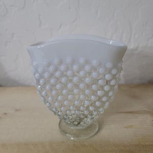 Jarrón pequeño con forma de abanico y clavos vintage