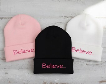 Gorro de punto con puños bordados Believe, con texto inspirador
