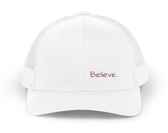 Gorra bordada Believe... / Gorra de camionero blanca con texto minimalista