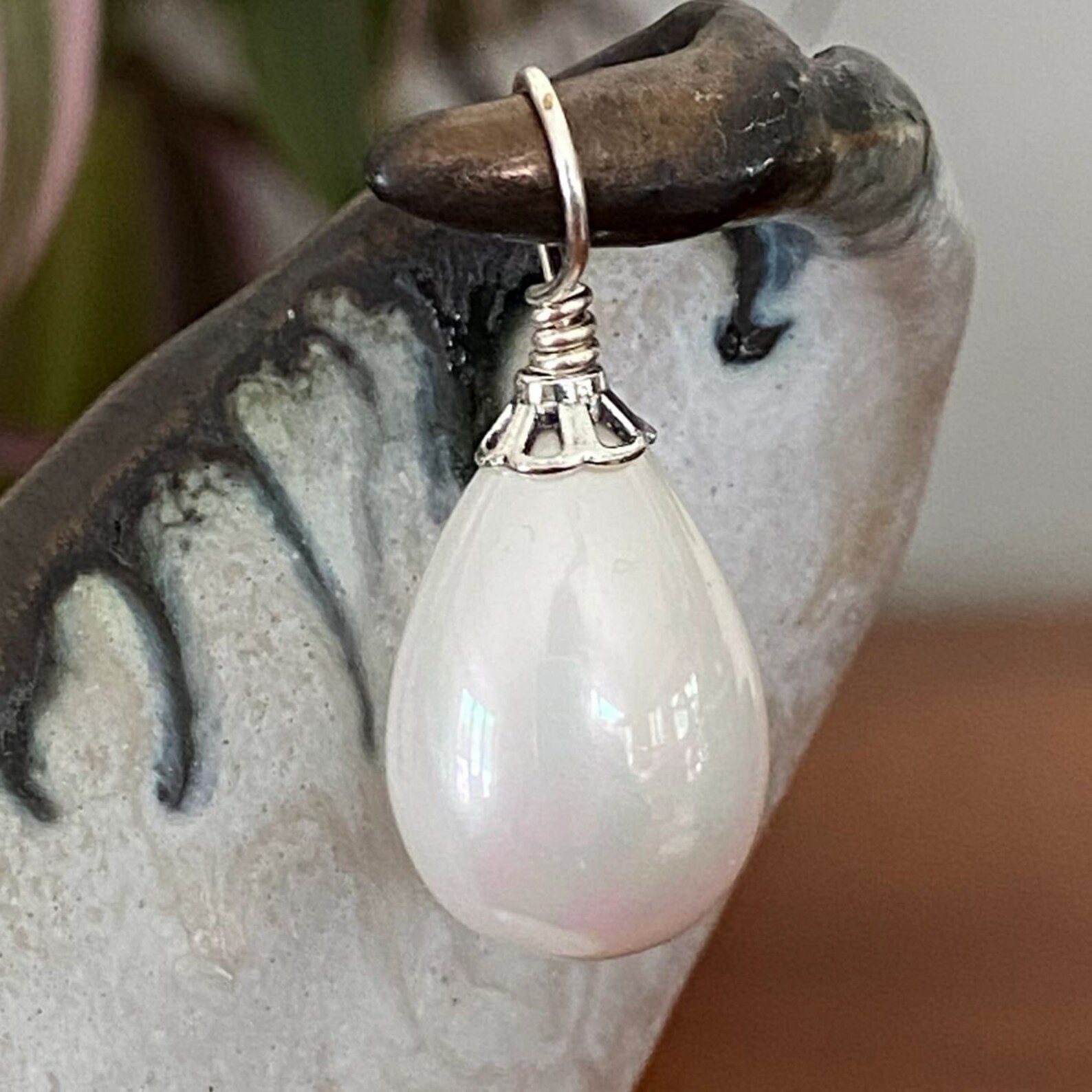 Earl Square White Shell Ray Pendant Necklace main image 1