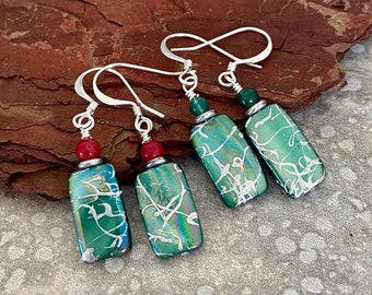 Coquille rectangle vert avec bruine argentée, boucles d’oreilles vertes et rouges, boucles d’oreilles de Noël, boucles d’oreilles de jour de St Patricks, artistiques, boucles d’oreilles de vacances