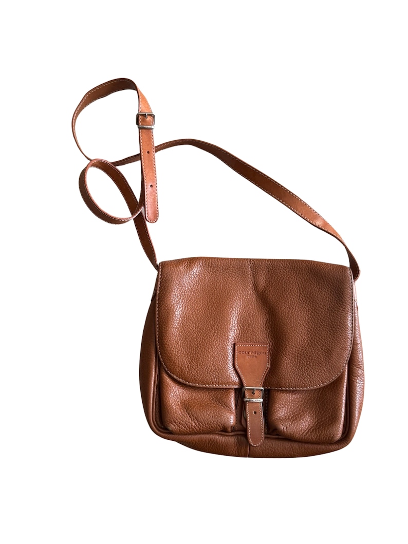 Puede incluir: Un bolso de cuero marr&oacute;n cruzado con cierre de hebilla y una correa larga ajustable. El bolso tiene un peque&ntilde;o bolsillo en la parte delantera y el texto "DOUGLAS PARIS" est&aacute; estampado en la parte delantera.