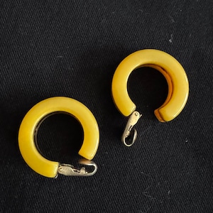 Boucles D'oreilles Clips Vintage En Bakélite - Couleur Beige, Matière Résine, Occasion