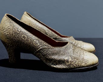 Vintage 40er Jahre Python Pumps Schuhe Schlangenhaut Schuhe im Art Deco Muster runde Schuhklassiker seltene Schuhe Gr. 8 von thekaliman