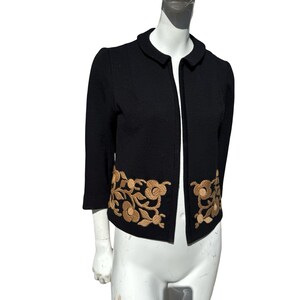 Vintage 60er Jahre SUSAN THOMAS Mode Strickjacke Cardigan Größe M gold Blumenstickerei MOD Bolero