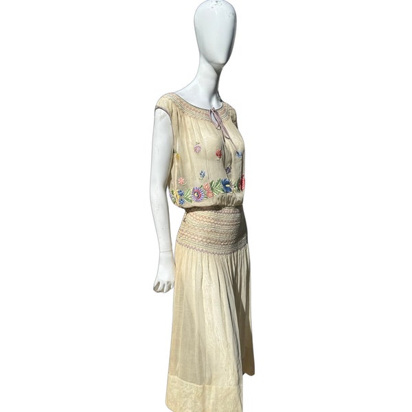 Vintage 30-40s HUNGARIAN boho hippie dress floral embroidery size M mid century peasant dress