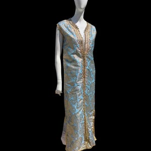 Vintage Marokkaanse brokaatjurk uit de jaren 60, lange jas met gouden lamé-draad, maat M, mouwloze jurk met gouden paisley-patroon, in nieuwstaat.