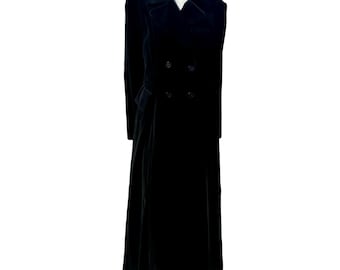 Può includere: Un lungo cappotto di velluto nero con chiusura a doppio petto e un colletto classico.