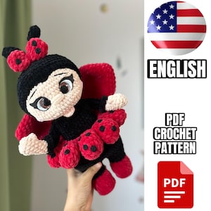 Op de afbeelding: Haakpatroon voor een amigurumi speelgoed in de vorm van een lieveheersbeestje. Het speelgoed is zwart met rode stippen en heeft een schattig gezicht. Het patroon is beschikbaar in PDF-formaat.
