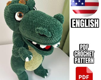 Pode incluir: Padrão de crochê para um brinquedo de amigurumi de dinossauro verde. O padrão está disponível em formato PDF e está escrito em inglês. O padrão inclui instruções para fazer a cabeça, o corpo, as pernas e a cauda do dinossauro.