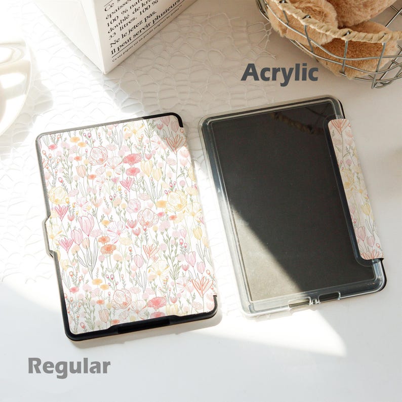 Op de afbeelding: Een tablet hoesje met een bloemenpatroon en een zwarte rand, met het woord "Regular" onderaan. De hoes is open en onthult een zwart scherm. Het woord "Acrylic" is ook zichtbaar.