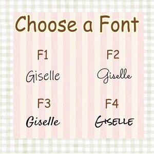 Op de afbeelding: Een afbeelding met de tekst "Choose a Font" in bruin, met vier lettertype-opties, aangeduid met F1 tot en met F4. Elke lettertype-optie toont de naam "Giselle" in een andere stijl, tegen een roze en witte gestreepte achtergrond.
