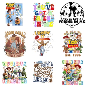 K&ouml;nnte beinhalten: Eine Sammlung von neun Grafikdesigns mit Toy Story-Figuren wie Woody, Buzz Lightyear, Jessie und Mr. Potato Head. Die Designs enthalten farbenfrohe Texte wie You've Got A Friend In Me, Cow Girl Like Me und You're A Cowboy Like Me.