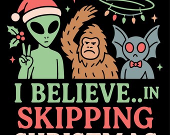 Puede incluir: Diseño gráfico negro con el texto "I Believe...in Skipping Christmas" con un extraterrestre con gorro de Papá Noel, un Bigfoot y una criatura parecida a un murciélago. Debajo, las palabras "PNG SVG DOWNLOAD".
