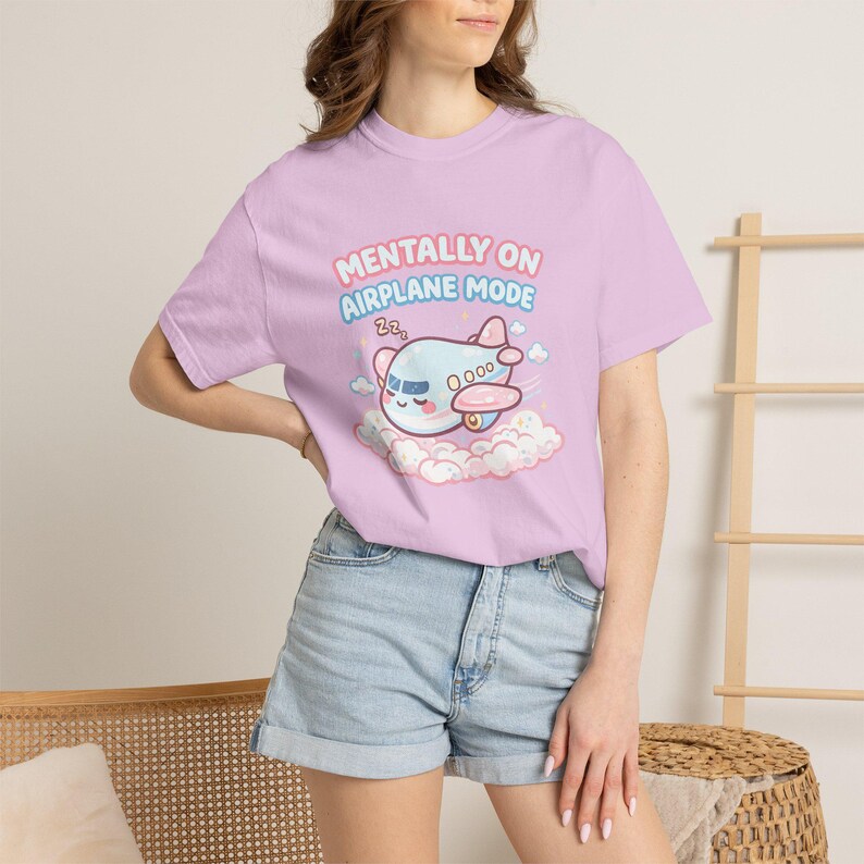 Chemise Mentally On Airplane Mode, t-shirt graphique avion kawaii, couleurs confort humour introverti 1717 image 11