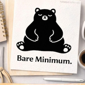 Puede incluir: Ilustración de un oso negro con el texto "Bare Minimum" en papel blanco. La imagen incluye el texto "PNG + SVG Incluido" y "Descarga instantánea". El logotipo de Etsy es visible, lo que indica una descarga digital.