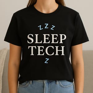 Könnte beinhalten: Schwarzes T-Shirt mit weißem Text, der "zzz SLEEP TECH z" lautet.