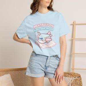 Chemise Mentally On Airplane Mode, t-shirt graphique avion kawaii, couleurs confort humour introverti 1717 image 9