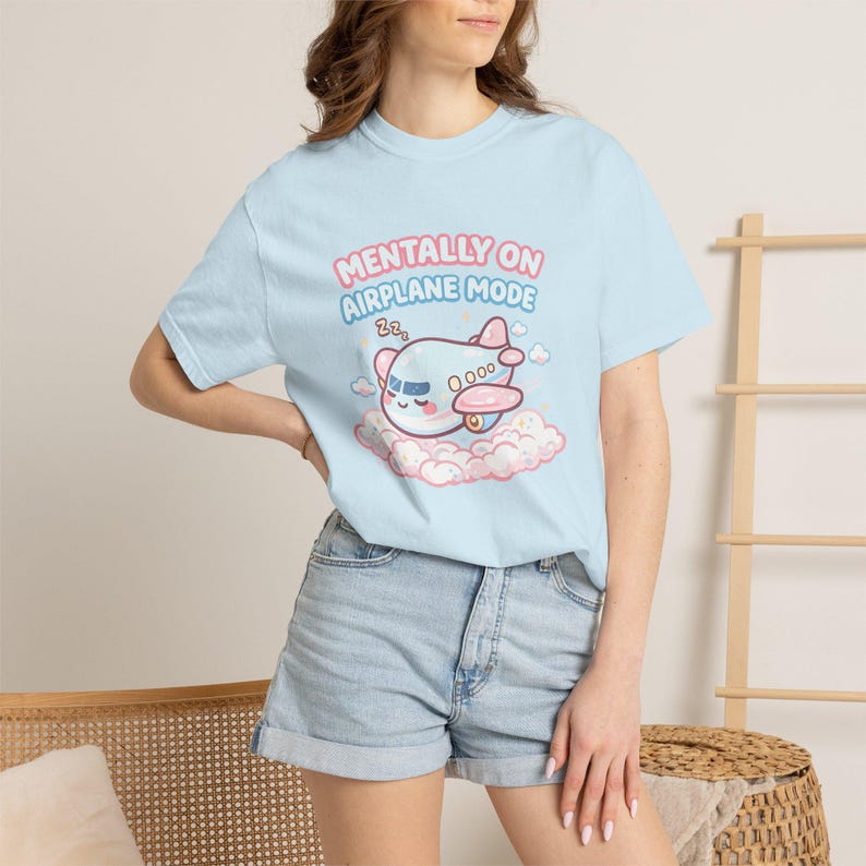 Chemise Mentally On Airplane Mode, t-shirt graphique avion kawaii, couleurs confort humour introverti 1717 image 9