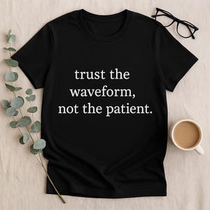 Rolig Sleep Tech T-shirt: "Lita på vågformen" svart bomullströja