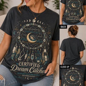 Könnte beinhalten: Ein dunkel anthrazitfarbenes T-Shirt mit einer Grafik aus einem Traumfänger, medizinischen Schlafgeräten, einem Halbmond, Herzfrequenzlinien und dem Text "CERTIFIED Dream Catcher REGISTERED POLYSOMNOGRAPHIC TECHNOLOGIST."