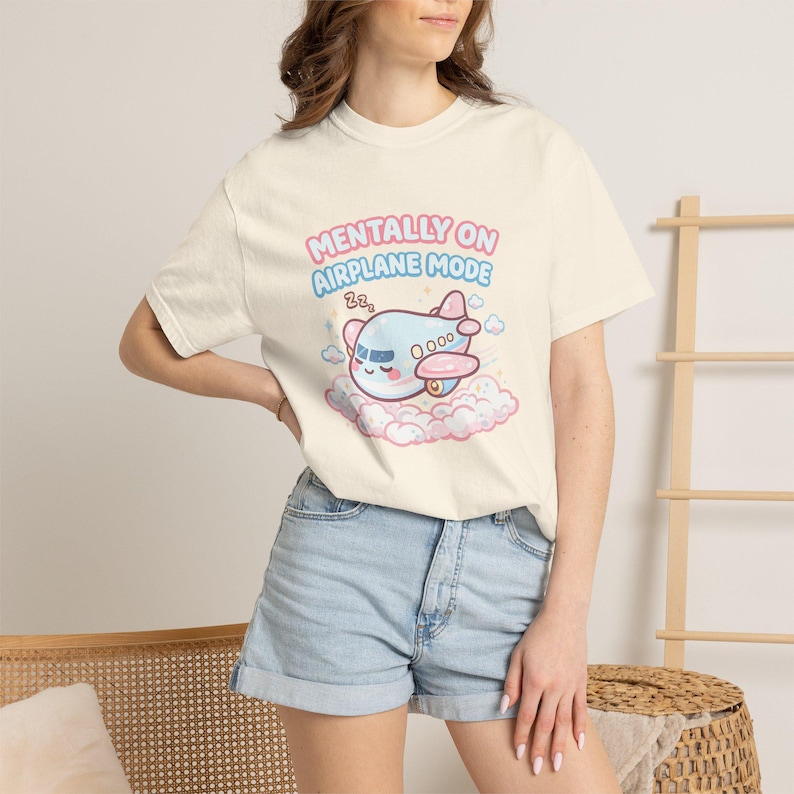 Chemise Mentally On Airplane Mode, t-shirt graphique avion kawaii, couleurs confort humour introverti 1717 image 1