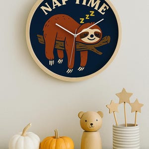 NAP TIME Sloth PNG – schattige digitale afbeelding slaperige luiaard in vintagestijl