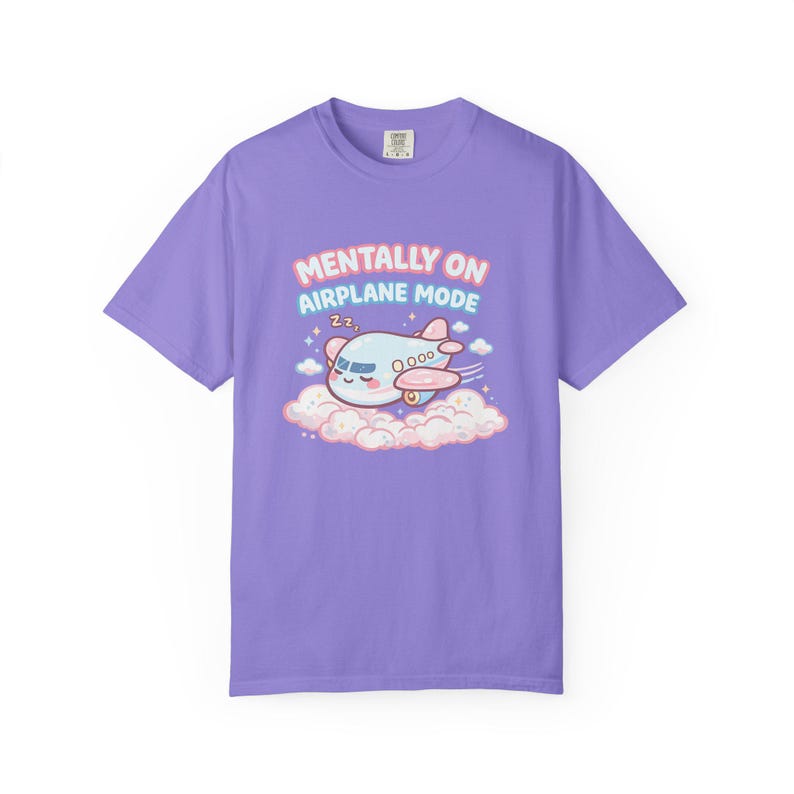 Chemise Mentally On Airplane Mode, t-shirt graphique avion kawaii, couleurs confort humour introverti 1717 image 3