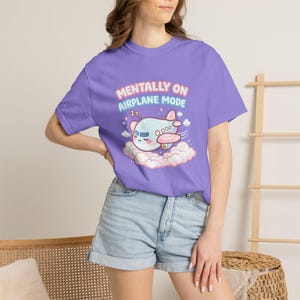 Chemise Mentally On Airplane Mode, t-shirt graphique avion kawaii, couleurs confort humour introverti 1717 image 10