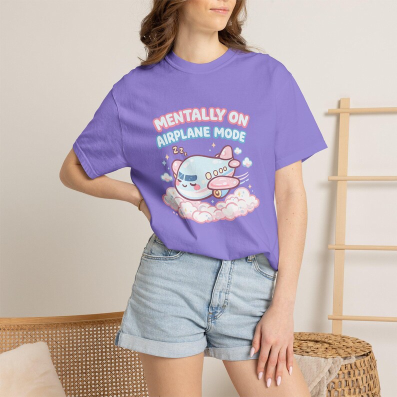 Chemise Mentally On Airplane Mode, t-shirt graphique avion kawaii, couleurs confort humour introverti 1717 image 10