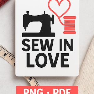 Puede incluir: Una tarjeta blanca con el texto "SEW IN LOVE" y una ilustración de máquina de coser negra. Un corazón rojo y una bobina de hilo están conectados a la máquina. Una pancarta roja en la parte inferior dice "PNG • PDF DOWNLOAD".