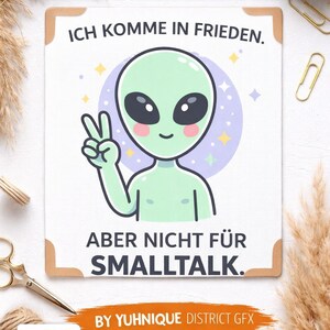 May include: A digital art print featuring a friendly green alien with large black eyes, giving a peace sign. The text reads "ICH KOMME IN FRIEDEN. ABER NICHT FÜR SMALLTALK." in a playful font. The design includes PNG and SVG options.