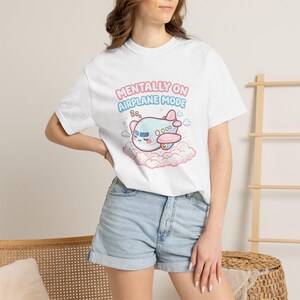 Chemise Mentally On Airplane Mode, t-shirt graphique avion kawaii, couleurs confort humour introverti 1717 image 7