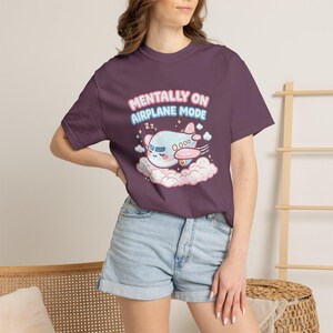 Chemise Mentally On Airplane Mode, t-shirt graphique avion kawaii, couleurs confort humour introverti 1717 image 13