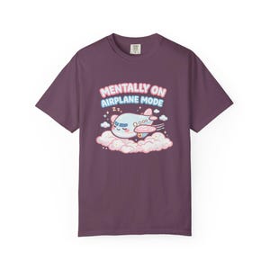 Chemise Mentally On Airplane Mode, t-shirt graphique avion kawaii, couleurs confort humour introverti 1717 image 6