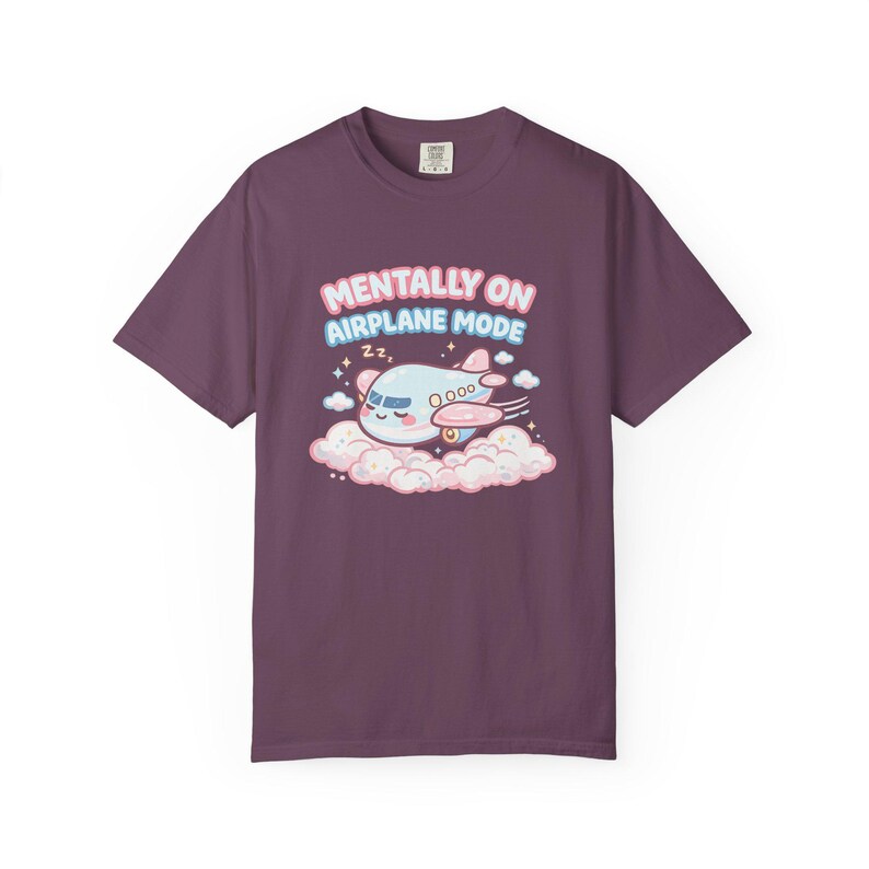 Chemise Mentally On Airplane Mode, t-shirt graphique avion kawaii, couleurs confort humour introverti 1717 image 6