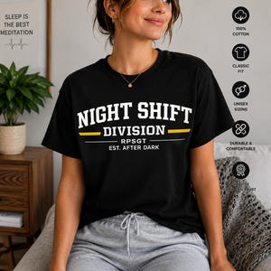 Peut inclure: Un t-shirt noir à manches courtes avec le texte blanc NIGHT SHIFT DIVISION, une ligne horizontale jaune et le texte RPSGT EST. AFTER DARK. Il s'agit d'un modèle Gildan 5000 en coton épais, coupe classique unisexe, composé à 100 % de coton.