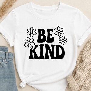 Be Kind SVG + PNG | Retro Blumen-Grafik | Minimalistische Freundlichkeit Zitat | Hippie Groovy Design | s1 Digitaler Download | Cricut freundlich
