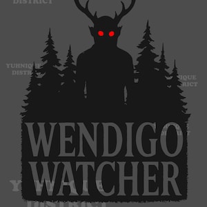Puede incluir: Gráfico gris oscuro con una silueta de Wendigo con cuernos y ojos rojos brillantes, de pie detrás de una fila de pinos. El texto "WENDIGO WATCHER" se muestra en una fuente desgastada debajo de la figura.